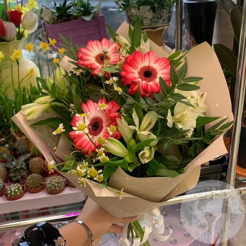 Букет из альстромерии, ромашек и гербер "На торжество"