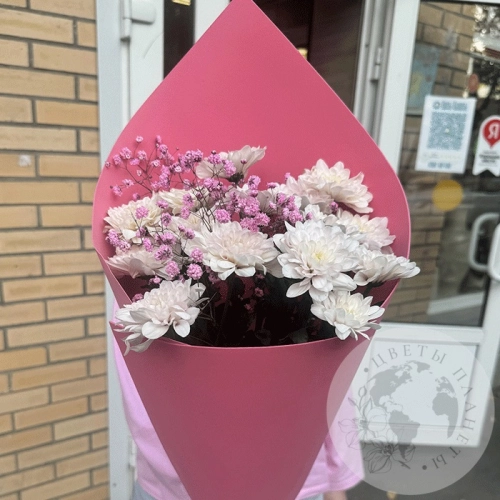 Букет из кустовых хризантем и гипсофилы в магазине Цветы Планеты