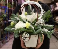 Композиция из эустом и орхидей в корзине