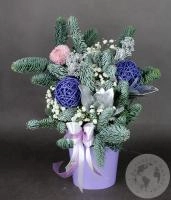 Композиция их хризантем и гипсофил в коробке