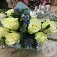 Подарки на Композиция из роз и вероники в ящике "Голубой конвертик" в магазине Цветы Планеты