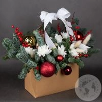 Композиция из кустовых хризантем в корзине