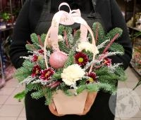 Композиция из кустовых хризантем и гвоздик в корзине Композиция из кустовых хризантем и гвоздик в корзине