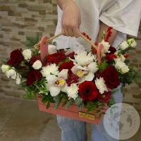 Композиция из гортензий, орхидей, роз и гербер в ящике Композиция из гортензий, орхидей, роз и гербер в ящике