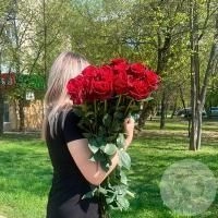 17 роз красных 110 см.