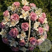 Композиция из орхидей и роз в корзине