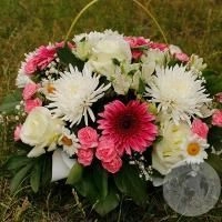 Композиция роз, хризантем и ромашек в корзине