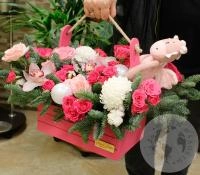 Композиция из орхидей, роз и маттиолы в ящике