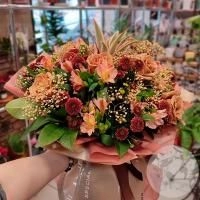 Букет из роз, альстромерии, сантини и ананаса