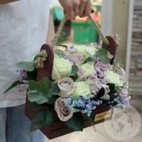 Композиция из роз в ящике