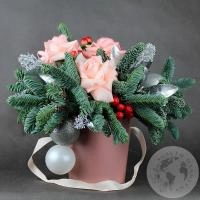 Композиция из роз, гиперикума к новому году