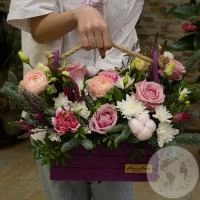 Подарки на Композиция из роз, гиперикума и гвоздик в ящике в магазине Цветы Планеты