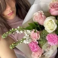 Букет из роз и маттиолы 
