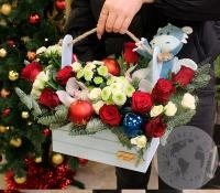 Композиция из гиперикума, сантини и роз в ящике Композиция из гиперикума, сантини и роз в ящике