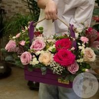 Композиция из роз, тюльпанов и фисташки в ящике