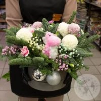 Композиция из хризантем, гипсофил в коробке