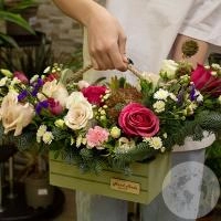 Композиция из хризантем, роз, нобилиса в ящике