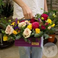 Композиция из вероники, гиперикума и роз в ящике Композиция из вероники, гиперикума и роз в ящике