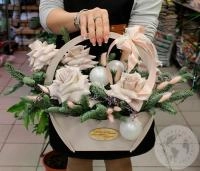 Композиция из вывернутых роз в ящике Композиция из вывернутых роз в ящике