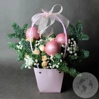 Композиция из кустовых роз, гипсофил и елки в коробке Композиция из кустовых роз, гипсофил и елки в коробке