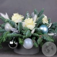 Композиция из роз в коробке к новому году