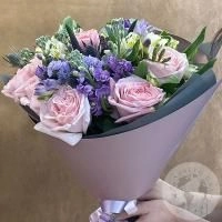 Букет из роз, альстромерий и маттиолы