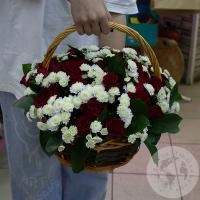 Композиция их кустовых хризантем и роз в корзине