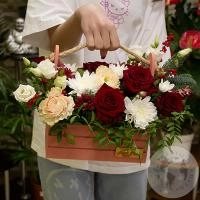 Композиция из гербер, роз и нобилиса в ящике