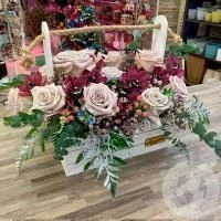 Композиция из роз, орхидей, гипсофилы в деревянном ящике