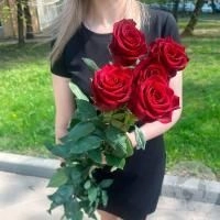 5 роз красных 110 см.