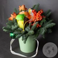 Композиция из кустовых роз и нобилиса в коробке в магазине Цветы Планеты