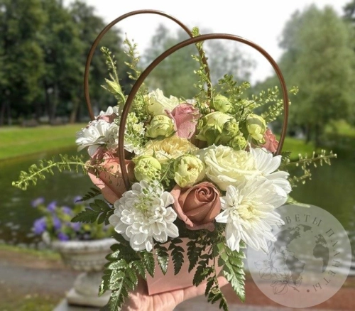 Композиция из роз и кустовых хризантем в сумочке в магазине Цветы Планеты