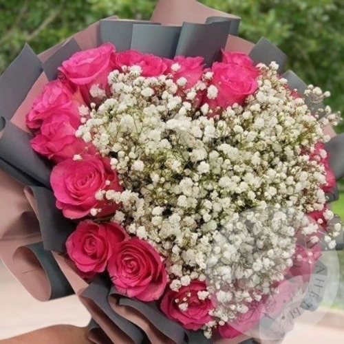 Букет из роз и гипсофилы "Для любимой" в магазине Цветы Планеты