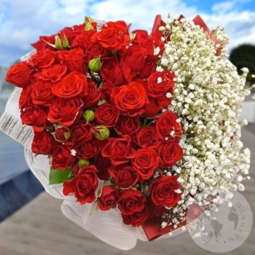 Букет из роз и гипсофилы "Любимой" в магазине Цветы Планеты