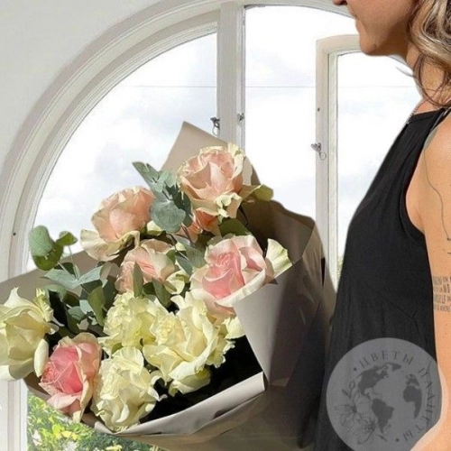 11 розовых и белых роз с эвкалиптом в магазине Цветы Планеты