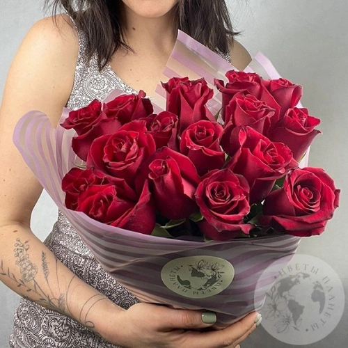 17 роз бордовых 60 см. в магазине Цветы Планеты