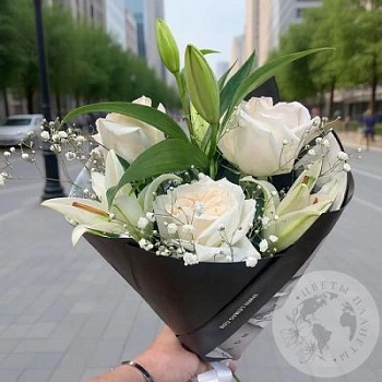 Букет из роз, лилии и гипсофилы 