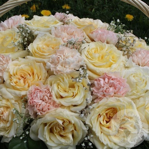 Композиция из роз и гвоздик в корзине в магазине Цветы Планеты