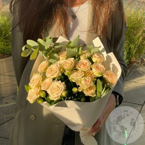 Букет из 9 кустовых розовых роз и эвкалипта "На свидание" в магазине Цветы Планеты