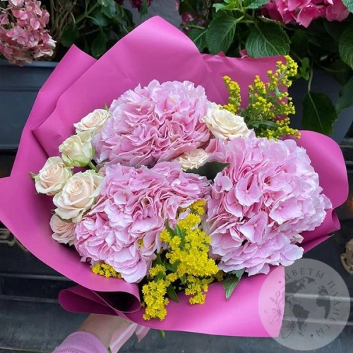 Букет с розами, гортензией и солидаго