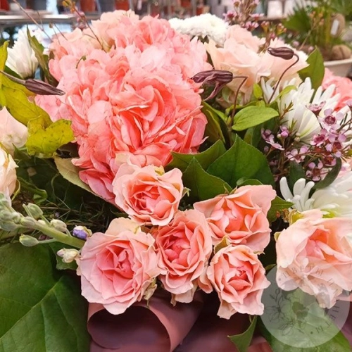 Букет из кустовых роз, гортензии и хризантем