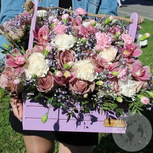 Композиция из роз, гвоздик и орхидей "Праздник цветов" в магазине Цветы Планеты