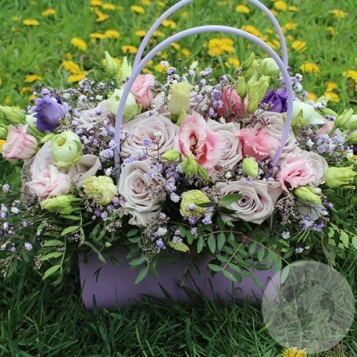 Композиция из роз, эустомы и гипсофилы в сумочке в магазине Цветы Планеты