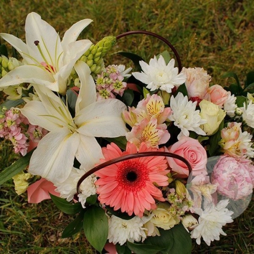 Композиция из гербер, роз и лилий в корзине в магазине Цветы Планеты