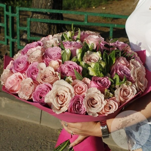 Букет из роз и альстромерий "Шикарный" в магазине Цветы Планеты