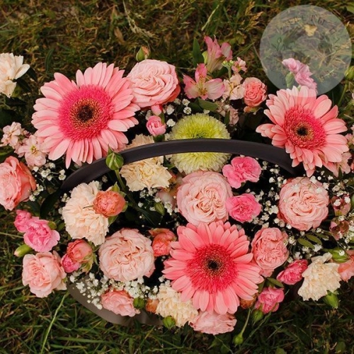 Композиция из роз, хризантем, альстромерий, гербер в ящике в магазине Цветы Планеты