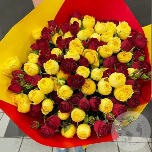 23 красные и желтые розы в магазине Цветы Планеты
