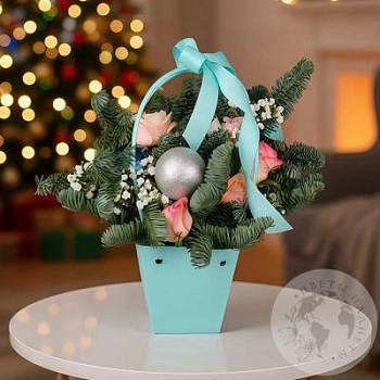 Композиция из роз и гипсофил в коробке 