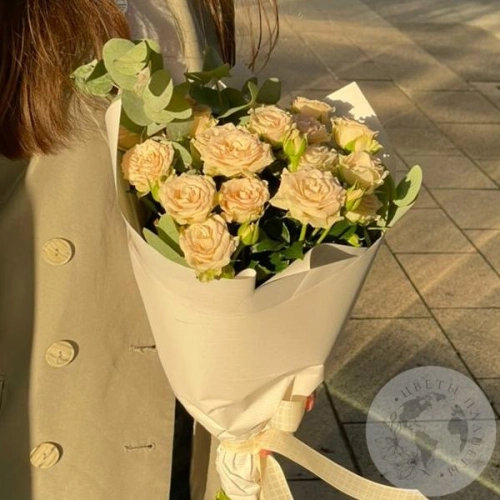 Букет из 9 кустовых розовых роз и эвкалипта "На свидание" в магазине Цветы Планеты