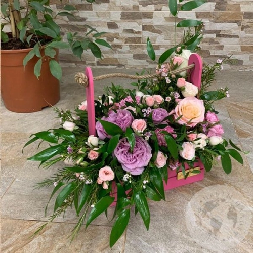 Композиция роз, гербер и гвоздики в ящике "Добрая" в магазине Цветы Планеты Композиция роз, гербер и гвоздики в ящике "Добрая"